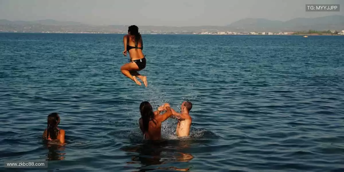 💬边看边聊,弹幕狂欢点燃观赛热情!🎉